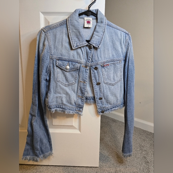 Nashville Cropped Denim Jacket Raw Hem Bell Sleeves Size Medium NWOT - Picture 2 of 9